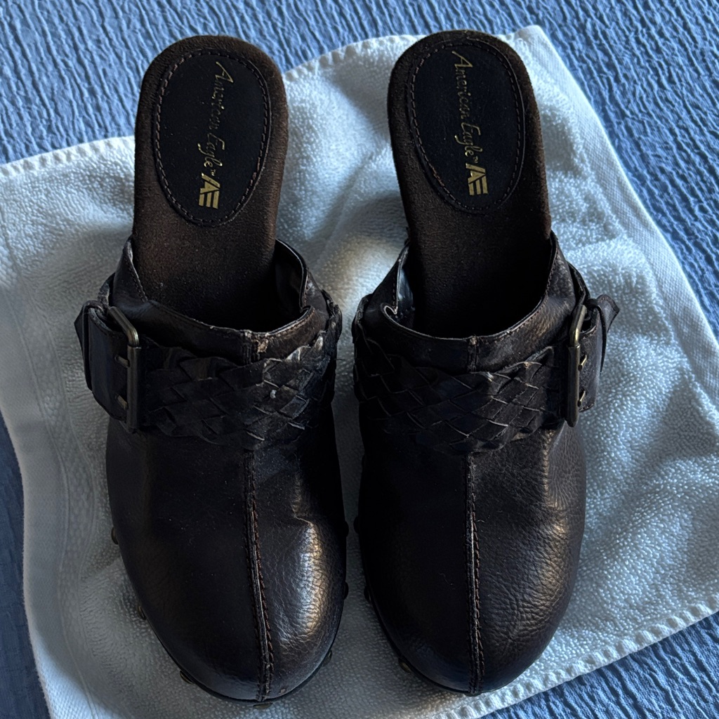 American Eagle Brown Leather Clogs. Euc